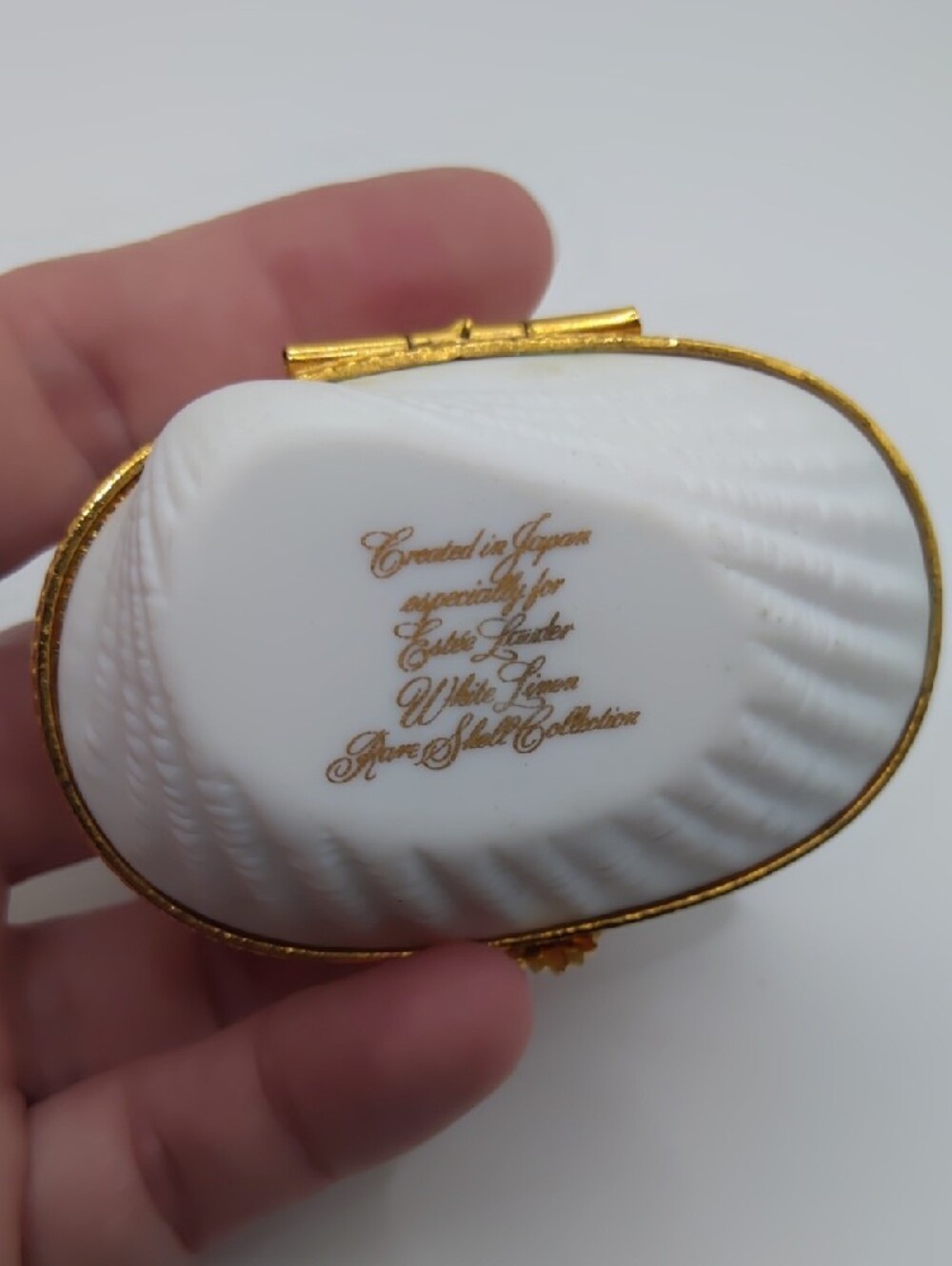 Estee Lauder White and Gold Shell Trinket Box Vintage - Picture 3 of 7